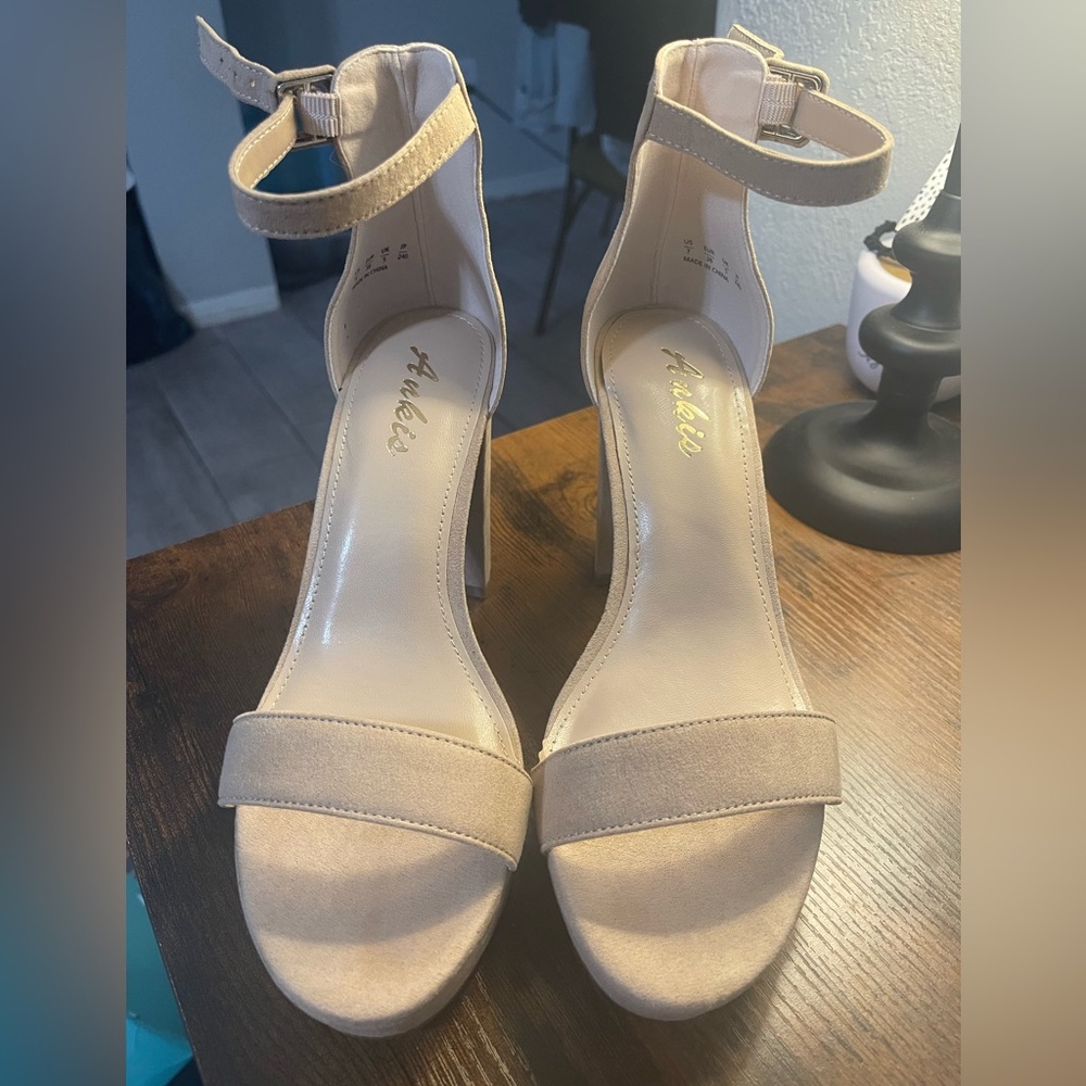 Never Worn Heels - image 4